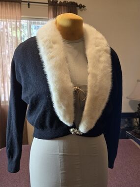 1950's Barton Cashmere Sweater With Mink Detachable Collar And Brooch Closure